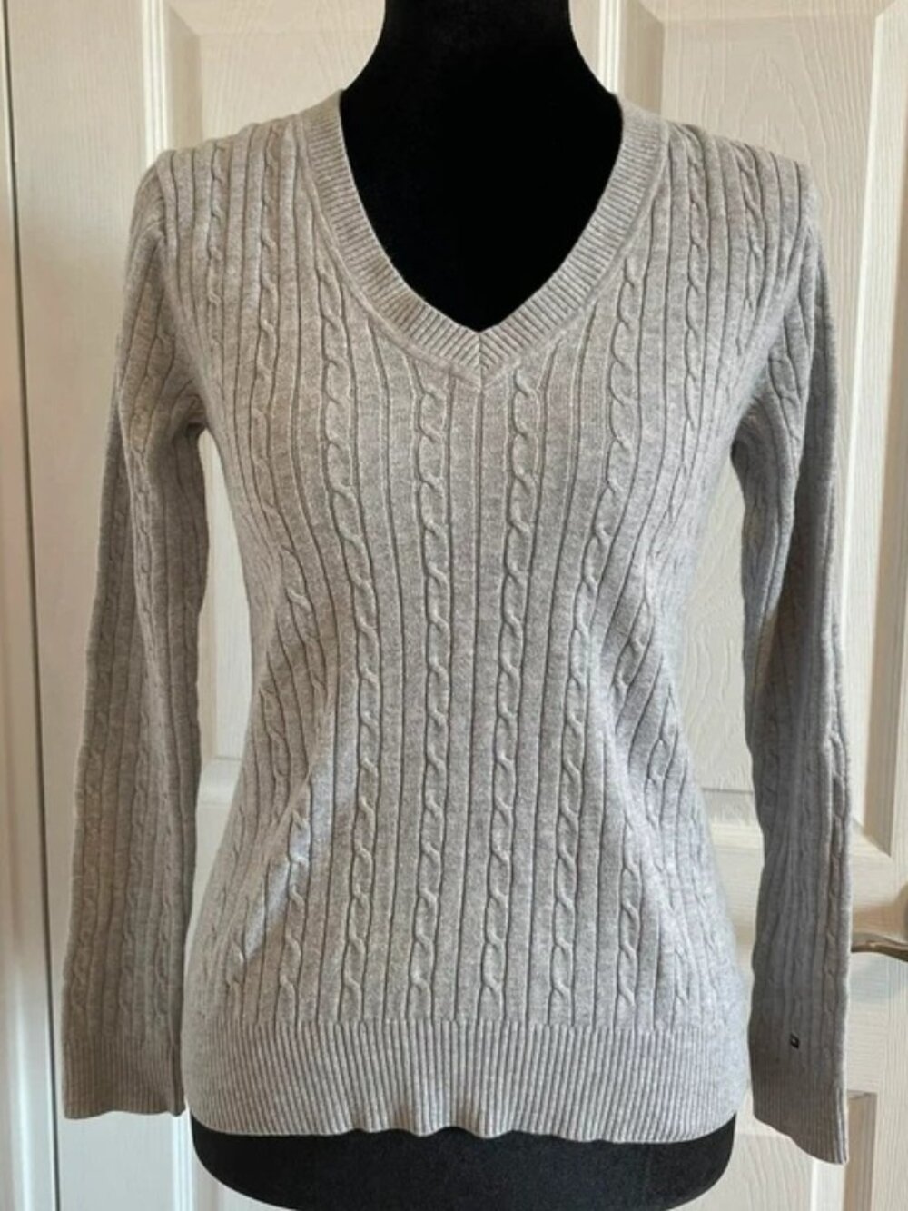 Tommy Hilfiger Women’s Gray Knit V-Neck Sweater S/P
